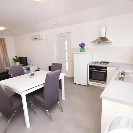 In Seget Donji 7428 Trogir