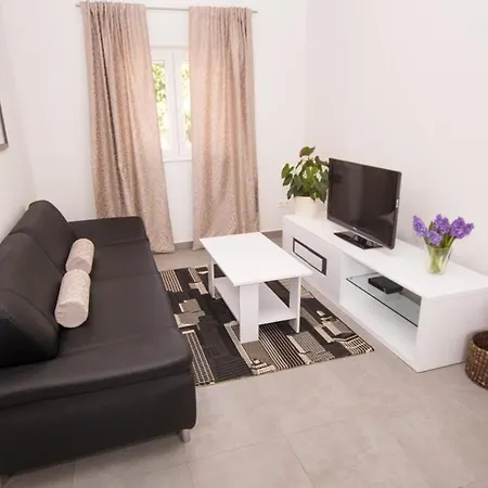 In Seget Donji 7428 Trogir