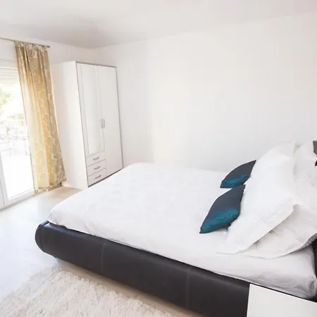 In Seget Donji 7428 Trogir